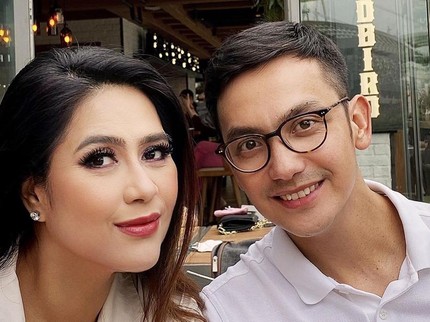 Jarang Terekspose, 7 Potret Cantik Lala Istri Aktor Gunawan