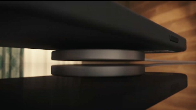 iPhone 12 dan Samsung Z Fold bisa menggunakan pengisi daya nirkabel milik Apple, MagSafe yang diluncurkan beberapa waktu lalu.