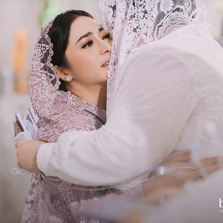 <p>Artis cantik 26 tahun itu tak bisa menyembunyikan perasaan harunya saat sungkem meminta restu pada ibu dan keluarganya. (Foto: Instagram @thebridestory)</p>