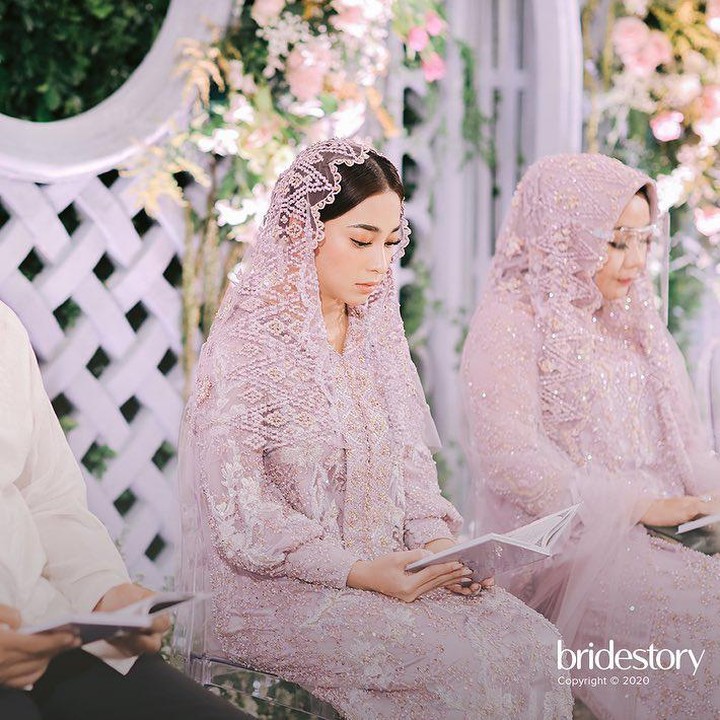 <p>Artis Cantik Nikita Willy segera dipersunting Indra Priawan. Jelang pernikahan, Nikita menggelar pengajian di kediamannya. (Foto: Instagram @thebridestory)</p>