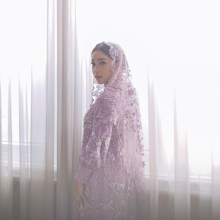 <p>Nikita Willy tampil cantik dengan gaun bernuansa ungu saat pengajian. (Foto: Instagram @thebridestory)</p>