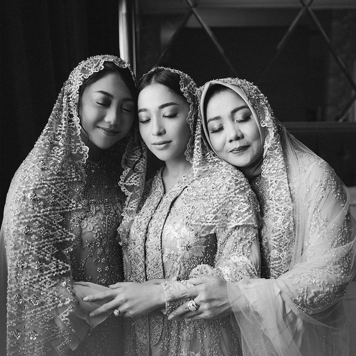 <p>Sebelum acara pengajian, Nikita membagikan momen kebersamaannya dengan sang ibu dan adik tercinta. (Foto: Instagram @thebridestory</p>
