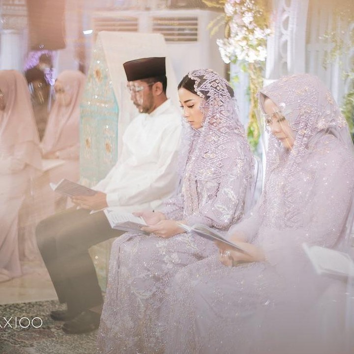 <p>Nikita Willy tampak begitu khusyuk selama acara berlangsung. (Foto: Instagram @thebridestory)</p>
