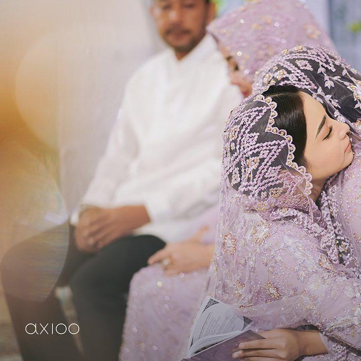 <p>Suasana haru begitu terasa dalam acara pengajian yang digelar pada Rabu (14/10/2020). (Foto: Instagram @thebridestory)</p>