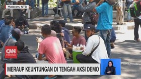 VIDEO: Pedagang Meraup Keuntungan di Tengah Aksi Demo