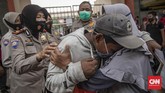 FOTO: Suasana Haru Penjemputan Pedemo di Polda Metro Jaya Massa pedemo dijemput keluarga mereka di Polda Metro Jaya. Mereka dipulangkan karena dinilai tak melanggar hukum. Sementara yang melanggar akan diproses hukum.