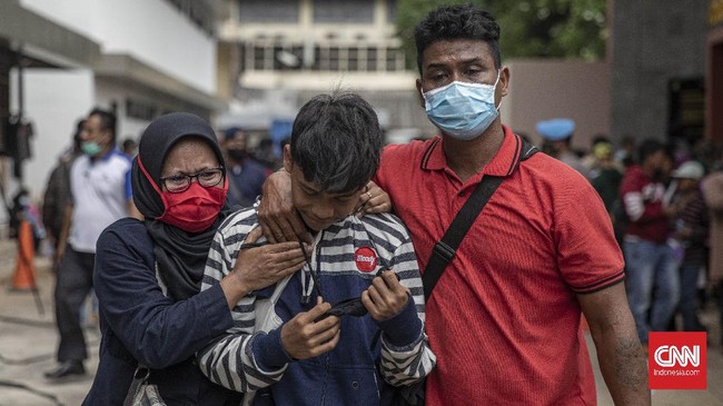 FOTO: Suasana Haru Penjemputan Pedemo di Polda Metro Jaya