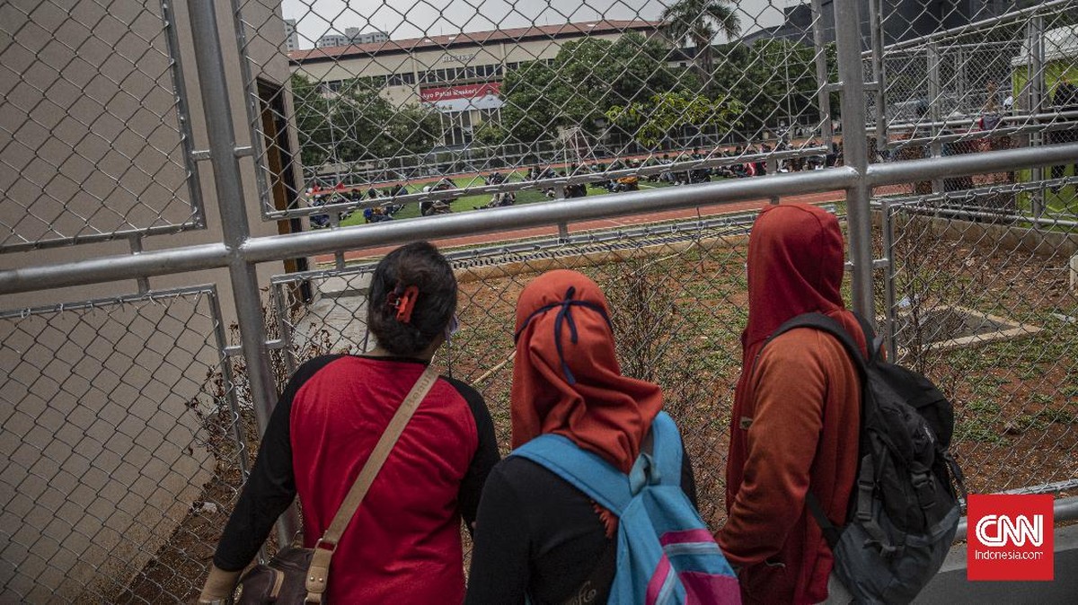 FOTO: Suasana Haru Penjemputan Pedemo di Polda Metro Jaya