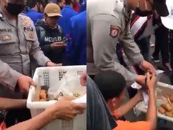 Jemur Daging Babi di Rusun hingga Polisi Traktir Demonstran