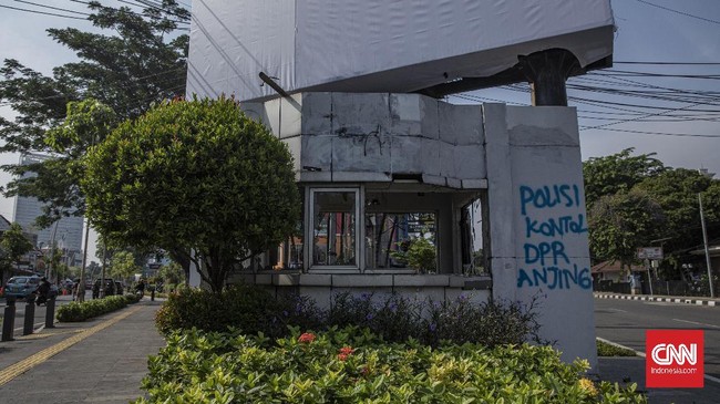 Pos polisi (pospol) Kebon Sereh di Matraman, Jakarta Timur menjadi sasaran tindakan perusakan oleh seorang laki-laki nan diduga stres.