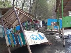 Puluhan Warung di Pantai Batam Sari Tegal Rusak Diterjang Ombak