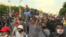 VIDEO: Ribuan Pedemo Pro-Demokrasi Padati Bangkok