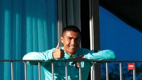 VIDEO: Positif Covid-19, Ronaldo Santai Berjemur