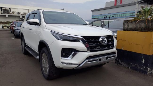 Bocoran Brosur Toyota Fortuner Baru yang Meluncur Besok Salah satu yang menonjol di fitur baru Toyota Fortuner adalah wireless charger.