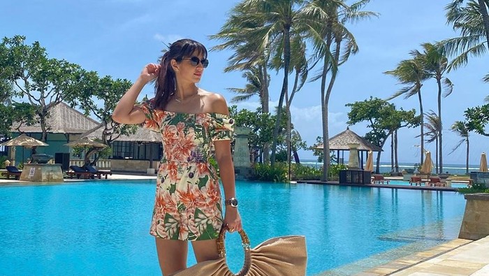 8 Potret Liburan Seru Nia Ramadhani di Bali, Intip Body Goalsnya!