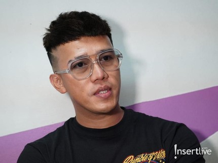 Jarang Terlihat, Ruri Vokalis Repvblik Jualan Es Kelapa Dinyinyiri Netizen