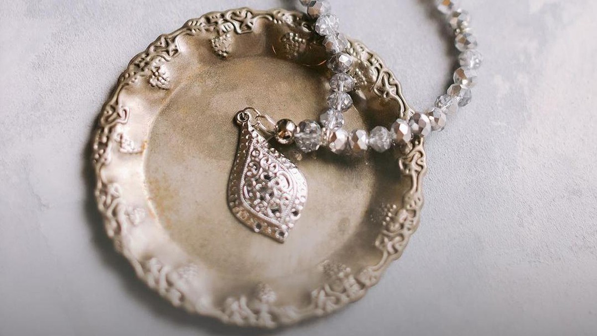 Aksesoris emas Nikita Willy