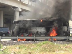 Bus Angkutan Umum Ludes Terbakar di Tol Cipali