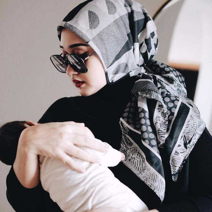 <p>Baru-baru ini, Dian Pelangi, melakukan pemotretan scarf terbarunya bersama sang putri. (Foto: Instagram @dianpelangi)</p>