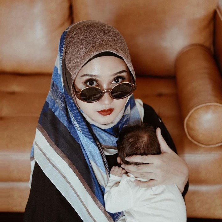 <p>Dalam foto-foto tersebut, Dian Pelangi, terlihat menggendong sang buah hati. (Foto: Instagram @dianpelangi)</p>