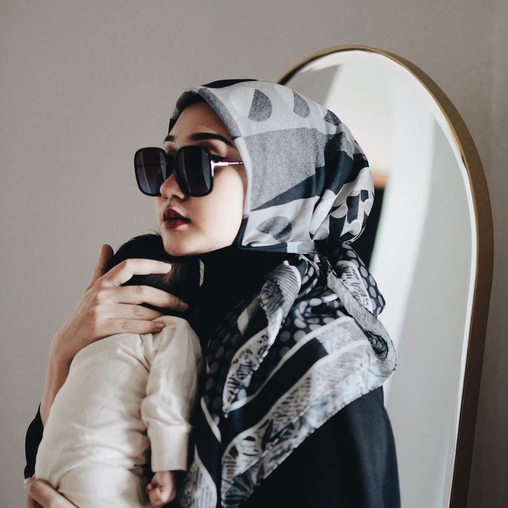<p>Selain itu, Dian Pelangi, tampak modis dalam balutan scarf dan busana muslim. (Foto: Instagram @dianpelangi)</p>