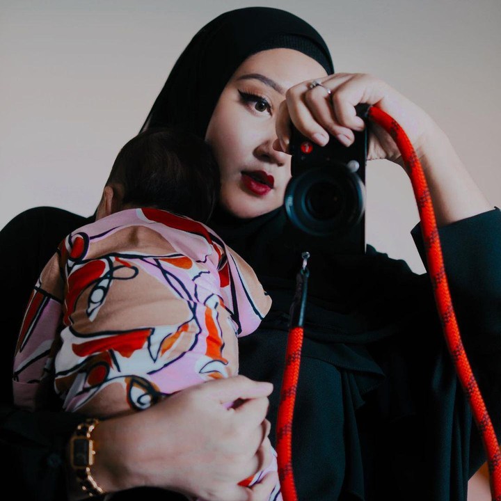 <p>Banyak netizen memuji gaya keren Dian Pelangi saat menggendong anak. (Foto: Instagram @dianpelangi)</p>
