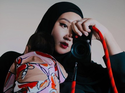 7 Foto Dian Pelangi Gendong Anak, Cantik & Fashionable