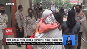 VIDEO: Dipulangkan Polisi, Remaja Bersimpuh di Kaki Orang Tua