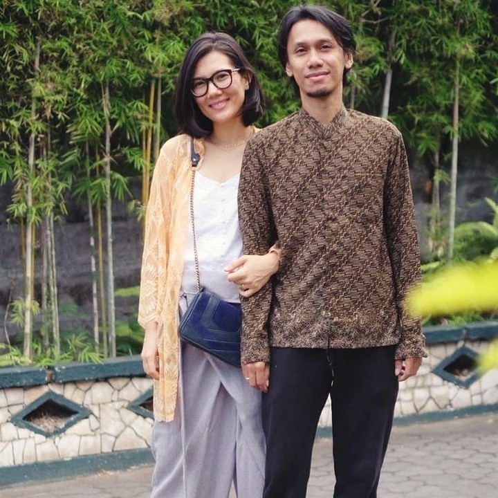 <p>Jarang terekspos, rupanya Eross Candra, gitaris band Sheila on 7, dan istrinya, Sarah Diorita, belum lama ini merayakan ulang tahun pernikahan ke-11. (Instagram @sarahcandra)</p>