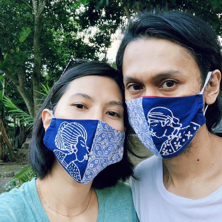 <p>Eross dan Sarah tampak serasi mengenakan masker couple. (Instagram @sarahcandra)</p>