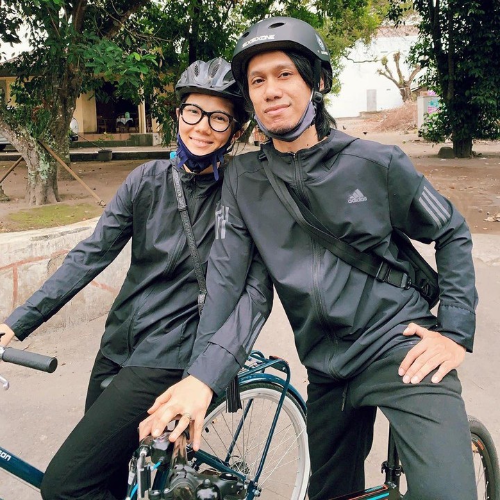 <p>Pasangan ini juga kerap berolahraga bersama, Bunda. Termasuk berkeliling naik sepeda. (Instagram @sarahcandra)</p>