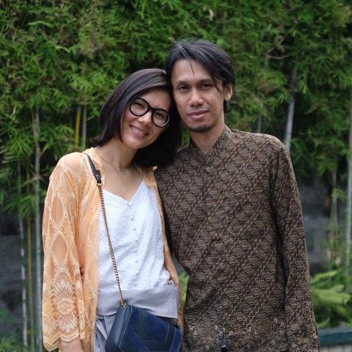 <p>Pasangan Eross Canda dan Sarah Diorita tetap begitu mesra setelah 11 tahun membina rumah tangga. (Instagram @erosscandra)</p>