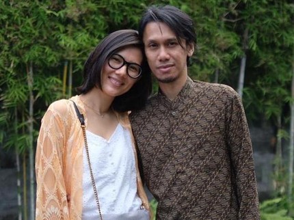 7 Potret Eross 'So7' dan Istri yang Kian Mesra di Usia Pernikahan 11 Tahun