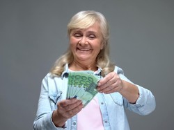 Super! 5 Zodiak Ini Diprediksi Bakal Selalu Berdompet Tebal di 2021