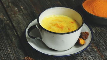 Orang tua bisa memberikan ramuan herbal saat si kecil alami demam. Berikut resep susu kunyit dari PDPPOTJI yang bisa membantu menurunkan demam pada bayi.