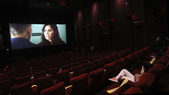 FOTO: India Buka Bioskop kala Angka Corona Tembus 7,3 Juta