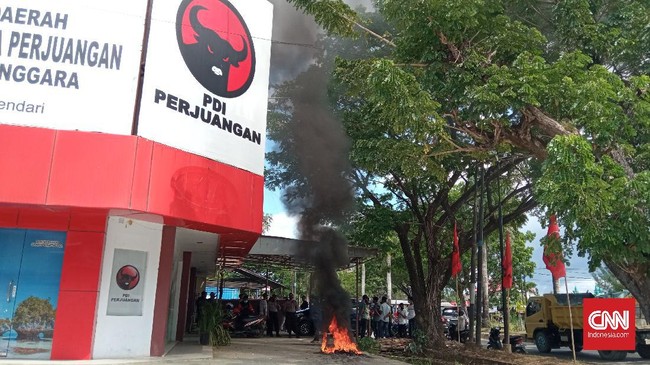Mahasiswa Kendari berdemo di kantor-kantor parpol pendukung Omnibus Law Ciptaker sambil membakar ban dan berdialog dengan pengurus.