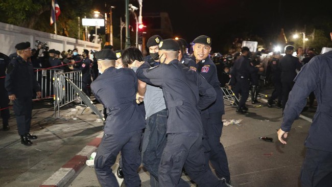 FOTO: Demo Memanas, Thailand Umumkan Status Darurat