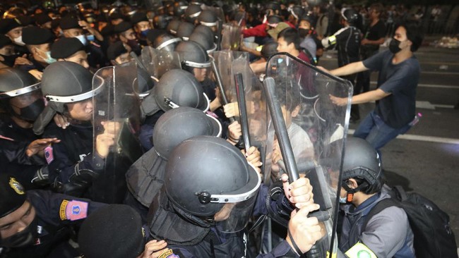 Polisi Thailand menangkap 20 demonstran usai pemerintah menerbitkan dekrit darurat nasional akibat unjuk rasa kelompok pro-demokrasi.