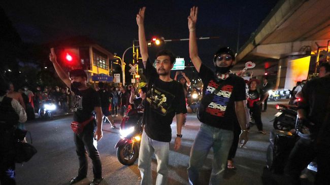 Aparat Thailand Bebaskan 19 Aktivis Pro-Demokrasi Aparat keamanan Thailand membebaskan 19 aktivis pro-demokrasi yang ditahan di rumah tahanan Bangkok pada Senin (19/10) kemarin.