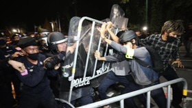 FOTO: Demo Memanas, Thailand Umumkan Status Darurat