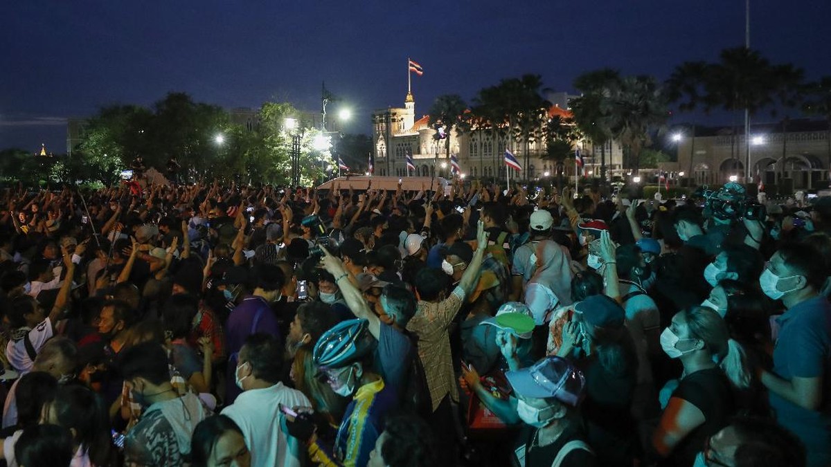 FOTO: Demo Memanas, Thailand Umumkan Status Darurat