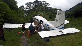 Landasan Licin, Pesawat Tersangkut Semak di Papua