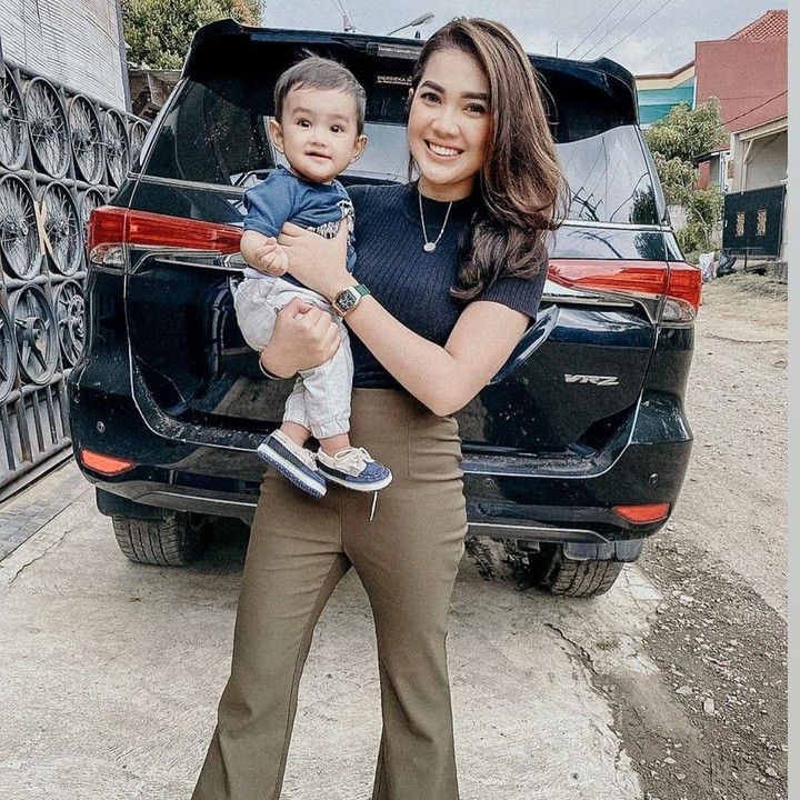 <p>7. Wanita berusia 26 tahun ini berhasil membuktikan bahwa dirinya berhasil menjadi single parent yang tangguh. (Foto: Instagram @rayanurfitrird)</p>