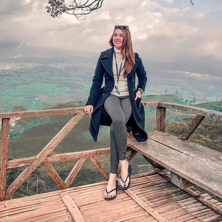 <p>4. Sebagai seorang ibu dan public figur, penampilan Raya Kitty juga tetap stylish lho, Bunda. Terlihat dari beberapa unggahannya dalam gayanya yang kece. (Foto: Instagram @rayanurfitrird)</p>