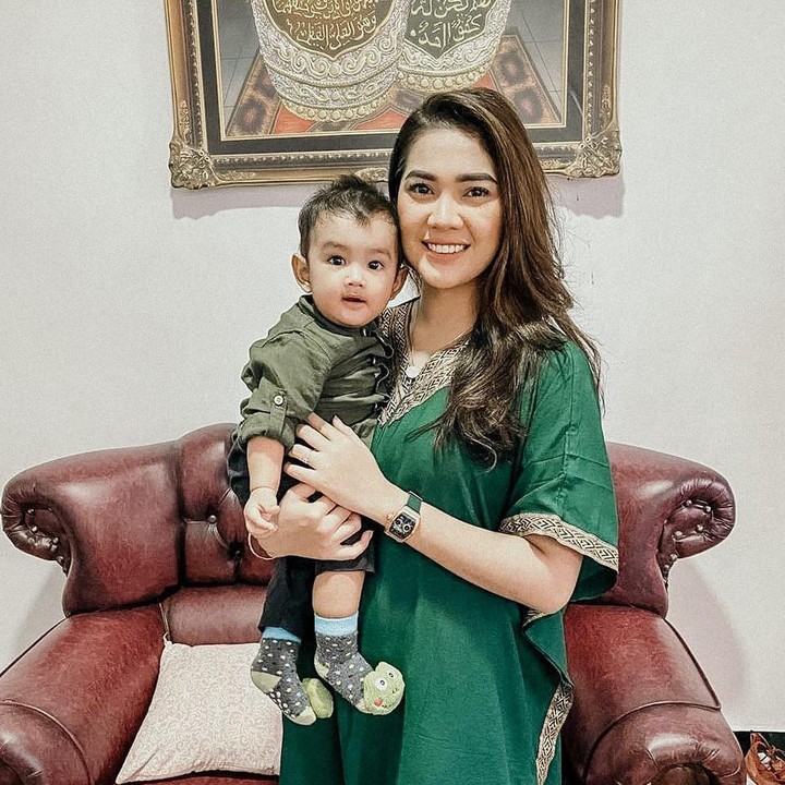 <p>3. Sejak memiliki anak, Raya Kitty yang dulu tomboy, kini terlihat lebih feminin. Dia juga menjadi ibu yang penuh kasih sayang pada buah hatinya. (Foto: Instagram @rayanurfitrird)</p>