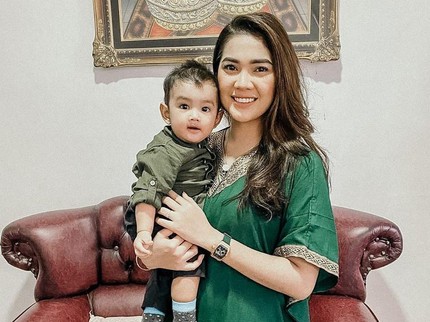 7 Potret Raya Kitty Jadi Single Parent di Usia Muda