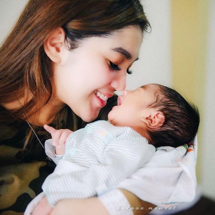 <p>1. Raya Kitty menjadi single parent sejak bercerai dari Mohammad Abid Zia pada awal 2020, bunda. Pernikahannnya dengan Mohammad Abid Zia dilehat pada Agustus 2018. (Foto: Instagram @rayanurfitrird)</p>