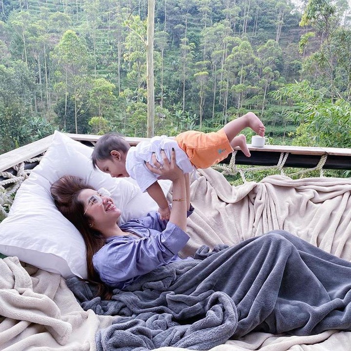 <p>6. Raya Kitty menulis dalam salah satu unggahannya bahwa putra mungilnya adalah segalanya baginya. Sang putra juga pelipur laranya. (Foto: Instagram @rayanurfitrird)</p>