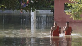 FOTO: Ribuan Penduduk Kamboja Mengungsi Akibat Banjir Bandang